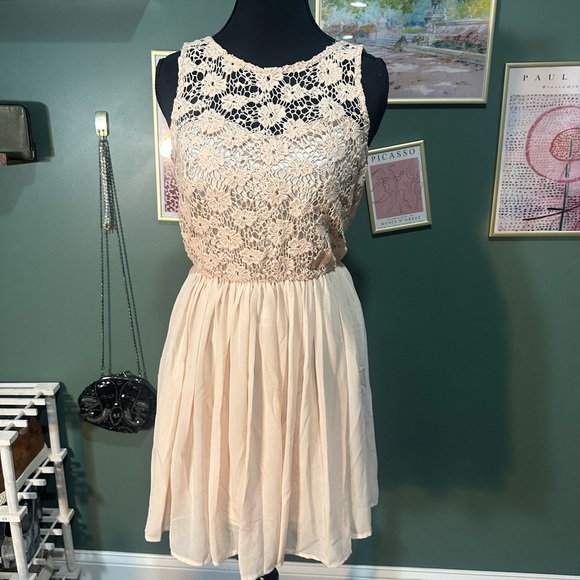 Lush Cream Lace Backless Dress Size S ❤️🔥 - Picture 2 of 4